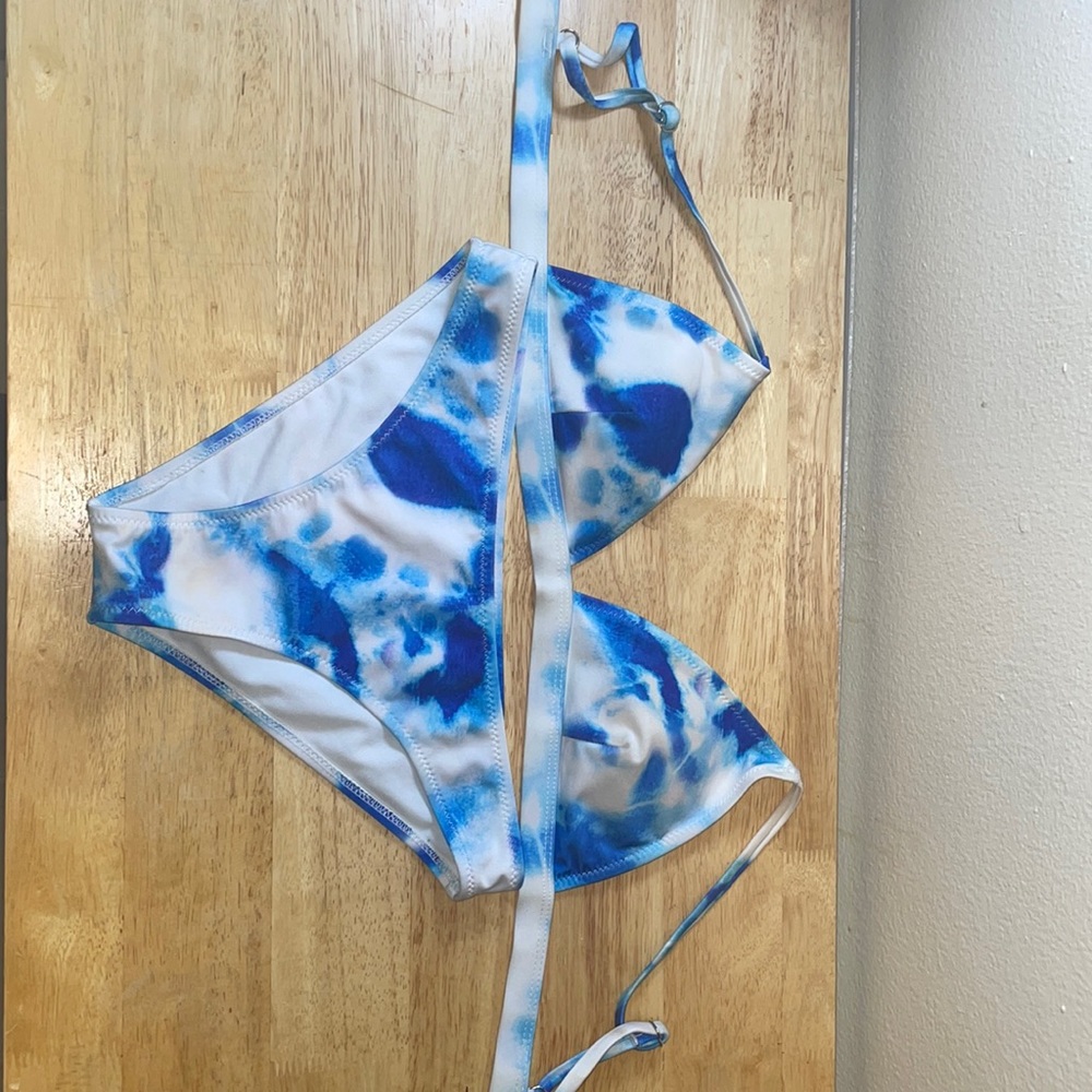 Get ready for pool szn 🥳 Blue & white tie dye bathing suit 💙🌀